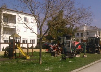 U Vrsarskoj ulici “otvoren” parking za građevinske strojeve i sakupljače starog željeza