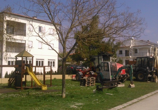 U Vrsarskoj ulici “otvoren” parking za građevinske strojeve i sakupljače starog željeza