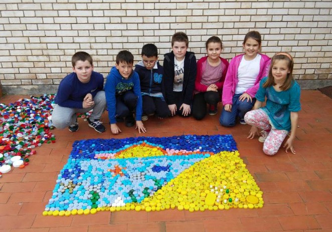 Učenici razredne nastave Osnovne škole Poreč uključili su se u akciju Plastičnim čepovima do skupih lijekova Udruge oboljelih od leukemije i limfona Hrvatske