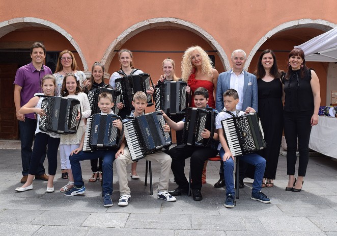 Porečki harmonikaši oduševili nastupom publiku na susretima harmonikaša u Erbezzu (Italija)