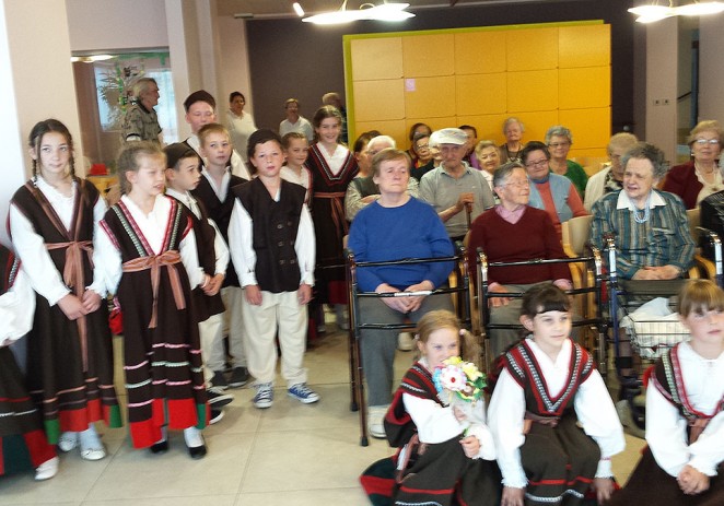 Učenici iz Područne škole Vižinada posjetili štićenike Doma za starije i nemoćne