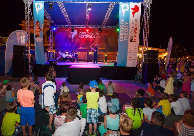Poreč Open Air festival počeo svakodnevnim programom sa živopisnim vratolomijama cirkusnih performera