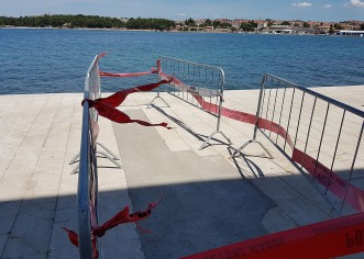 Betonom “sanirane” polomljene kamene ploče na Lungomaru