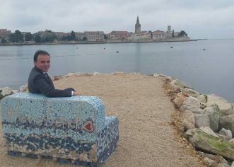 Poreč dobio i “klupu zaljubljenih”