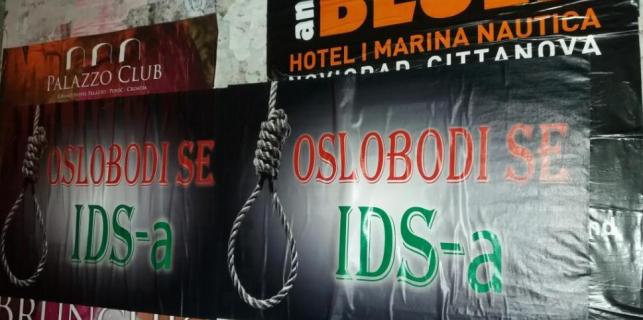 „Oslobodi se IDS-a“ – u Poreču novi plakat protiv vladajuće stranke