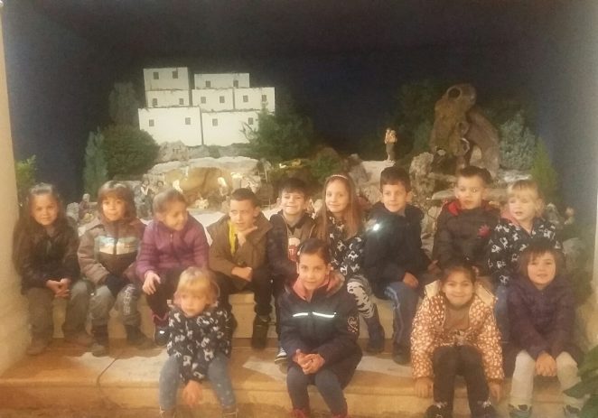 Vrtićka djeca iz Baderne posjetila božićne jaslice u Baderni
