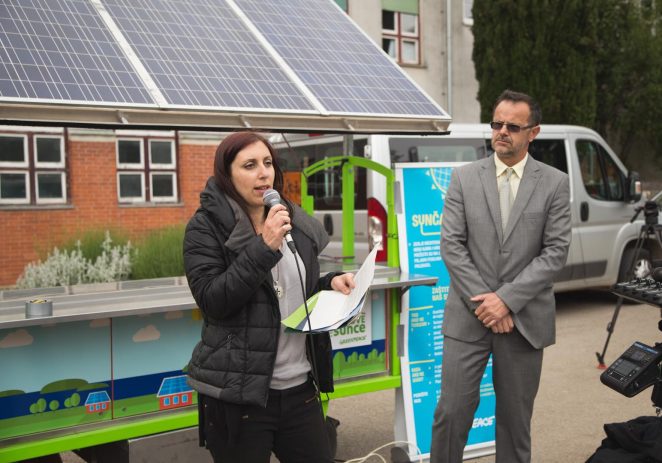 Greenpeace u Hrvatskoj dodijelio “solarni kiosk” osnovnoj školi Jože Šurana u Višnjanu