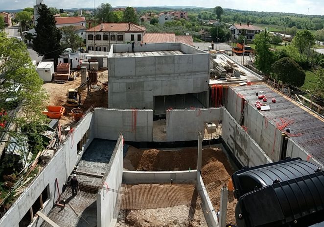 Izgradnja škola u Poreču napreduje prema planu – u Žbandaju škola gotovo pod krovom, na Finidi počeli zemljani radovi