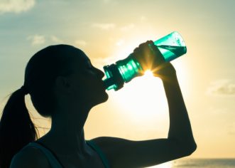 PRESTANITE PITI IZ PLASTIČNIH BOCA: Bakterije i kemikalije u njima štetnije su nego što mislite