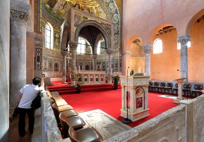 Šarenim drvenim ukrasima “uljepšali” mramorni oltar Eufrazijane iz 6. stoljeća!