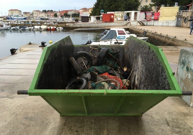 Uspješno obavljena eko-akcija čišćenja podmorja sportske lučice u Poreču