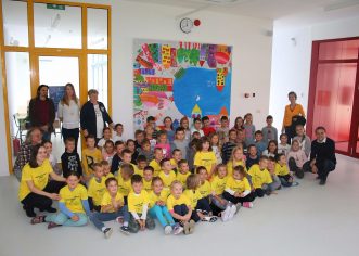 Školarcima u Žbandaju šareni mural na poklon