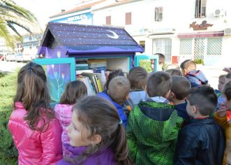 Otvorena kućica za knjige u Vrsaru