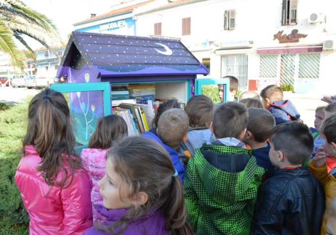 Otvorena kućica za knjige u Vrsaru