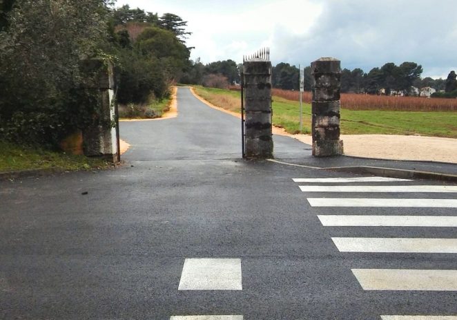 Asfaltirana staza uz SŠ Mate Balote, prometnica kroz Bonace i pristup ulazu u novi dio Gradskog groblja Poreč