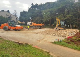 Nastavlja se izgradnja manjih parkirališta po porečkim naseljima: nova u ulici M.Balote, T. Ujevića, A.Šantića, stiže i nogostup