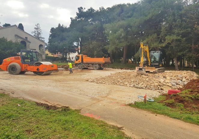 Nastavlja se izgradnja manjih parkirališta po porečkim naseljima: nova u ulici M.Balote, T. Ujevića, A.Šantića, stiže i nogostup