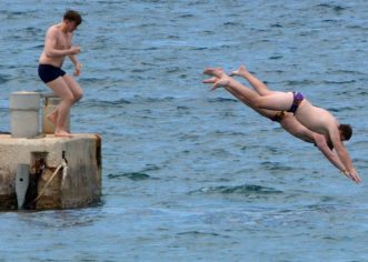 Mladi Britanci otvorili ljeto u Poreču: Uživaju u moru i ‘zubatom’ suncu