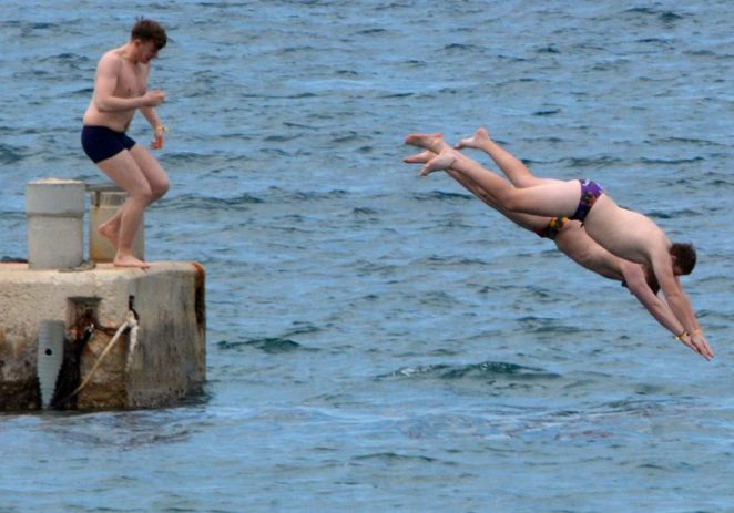Mladi Britanci otvorili ljeto u Poreču: Uživaju u moru i ‘zubatom’ suncu