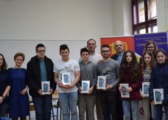 Suradnja Lions Cluba Poreč i Lions Cluba Vukovar: Donacija tablet računala uzornim učenicima Vukovara