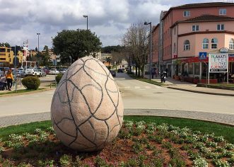 Nova zanimljivost Poreča: velika pisanica od mozaika postavljena na kružni tok kod tržnice