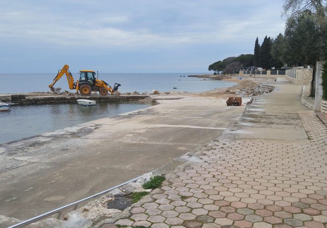 Počelo uređenje plaže na Materadi