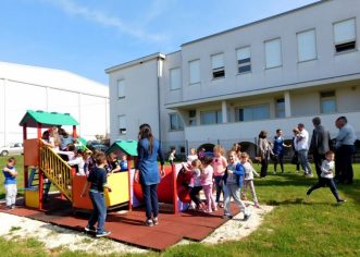 Područni vrtić Kaštelir dobio opremljeno dječje igralište