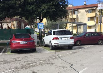 Električni Mercedes – novi model na porečkom parkiralištu