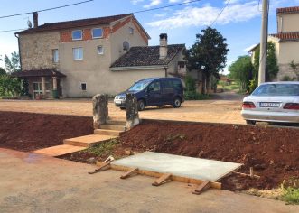 Dovršen nogostup u ulici Bruno Valenti, uređenja oko boćališta u Velenikima i sanacija asfalta na širem području grada