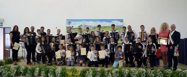 Nagrađeni učenici i učitelji sa ravnateljicom Umjetničke škole Poreč i Gradonačelnikom Erbezza
