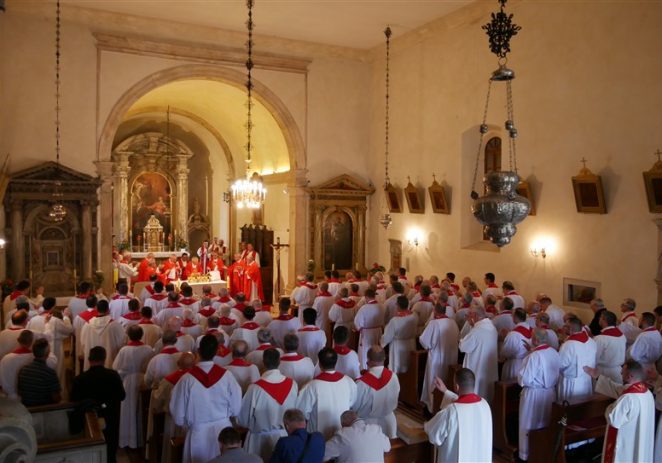 Dvjestotinjak svećenika i 7 biskupa hodočastilo koracima bl. Miroslava Bulešića