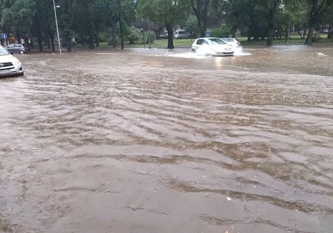 Potop u Istri: Grmljavinsko nevrijeme i jaka kiša, pulske prometnice pod vodom!