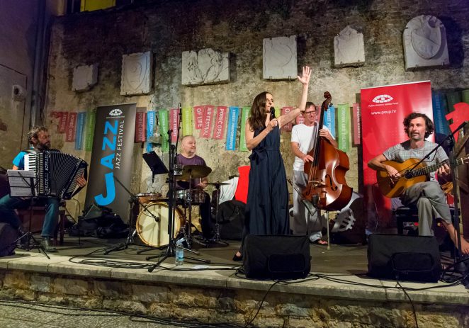 Dvosatno džez-putovanje istarskom tradicijom – Brojni Porečani na koncertu Tamare Obrovac
