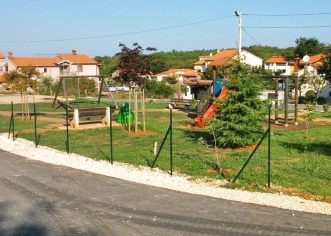 Postavljene ograde i dodana nova igrala na igralištima u St. Vergotini, Gulićima, Ladrovićima i Musaležu