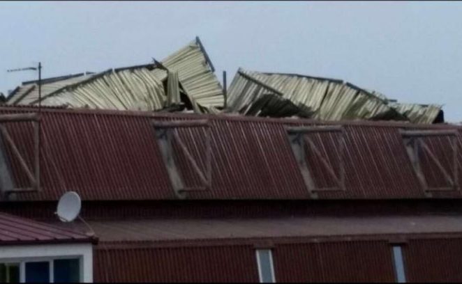 Olujni vjetar ruši stabla, oštećen i krov na dvorani Veli Jože