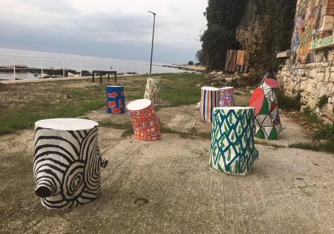 Djeca i umjetnici izradili četiri nove klupice za šetnicu na Peškeri
