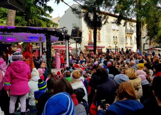 Mališani u Poreču dočekali Novu godinu u podne, doček za sve generacije večeras na Trgu slobode uz Zdravka Čolića
