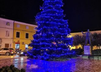 Božićne jelke postavljene na Trgu Joakima Rakovca i u naselju Červar Porat