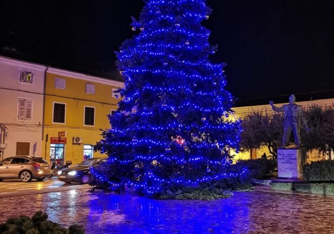 Božićne jelke postavljene na Trgu Joakima Rakovca i u naselju Červar Porat