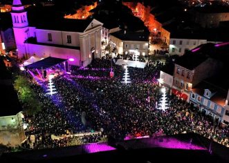 Tisuće Porečana i gostiju veselo ušlo u Novu godinu uz legendarnog Zdravka Čolića