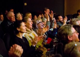 Porečki festival komedije i smijeha ulazi u drugi tjedan održavanja – Tarik Filipović večeras na 12. Zlatnom zubu