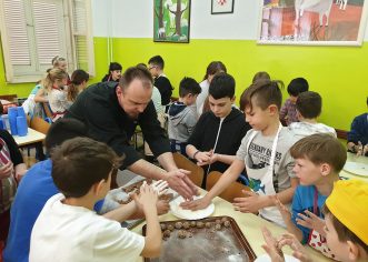 U Talijanskoj osnovnoj školi održana kulinarska radionica kako pripremiti fritole i pljukance po starinski