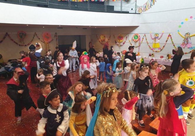 Učenici Talijanske osnovne škole B.Parentin veselo na dan Karnevala