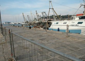 U Vrsaru radovi na proširenju mola u punom jeku: Trenutno se buši morsko dno za ribarski gat
