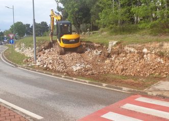 Uređuje se pješačka komunikacija do Doma zdravlja i nogostup u ulici Materada