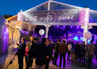 Istarska vina i vrhunske delicije na festivalu u Poreču – Brojni posjetitelji sinoć na porečkoj rivi uživali u nastupu The Frajli