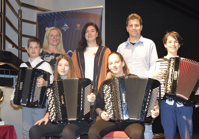 Porečki harmonikaši jedini predstavnici Istre, ponovno briljirali i osvojili prve nagrade na 9. Međunarodnom festivalu harmonike u Tivtu, Harmonika Fest