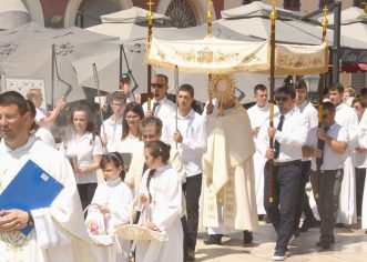 Svečanom misom i procesijom u Poreču je obilježen blagdan Tijelova