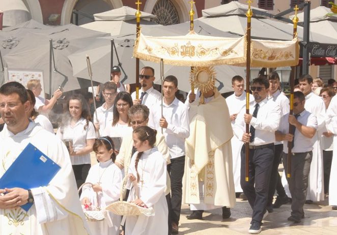 Svečanom misom i procesijom u Poreču je obilježen blagdan Tijelova