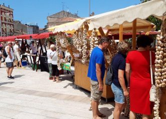 Prvi festival istarskog češnjaka na Trgu slobode